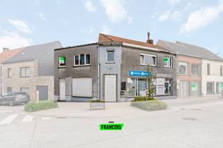 In de dorpskern van Wijtschate bevindt zich dit interessant hoekpand! Dit voormalig handelshuis heeft een totale oppervlakte van 170m² en is...
