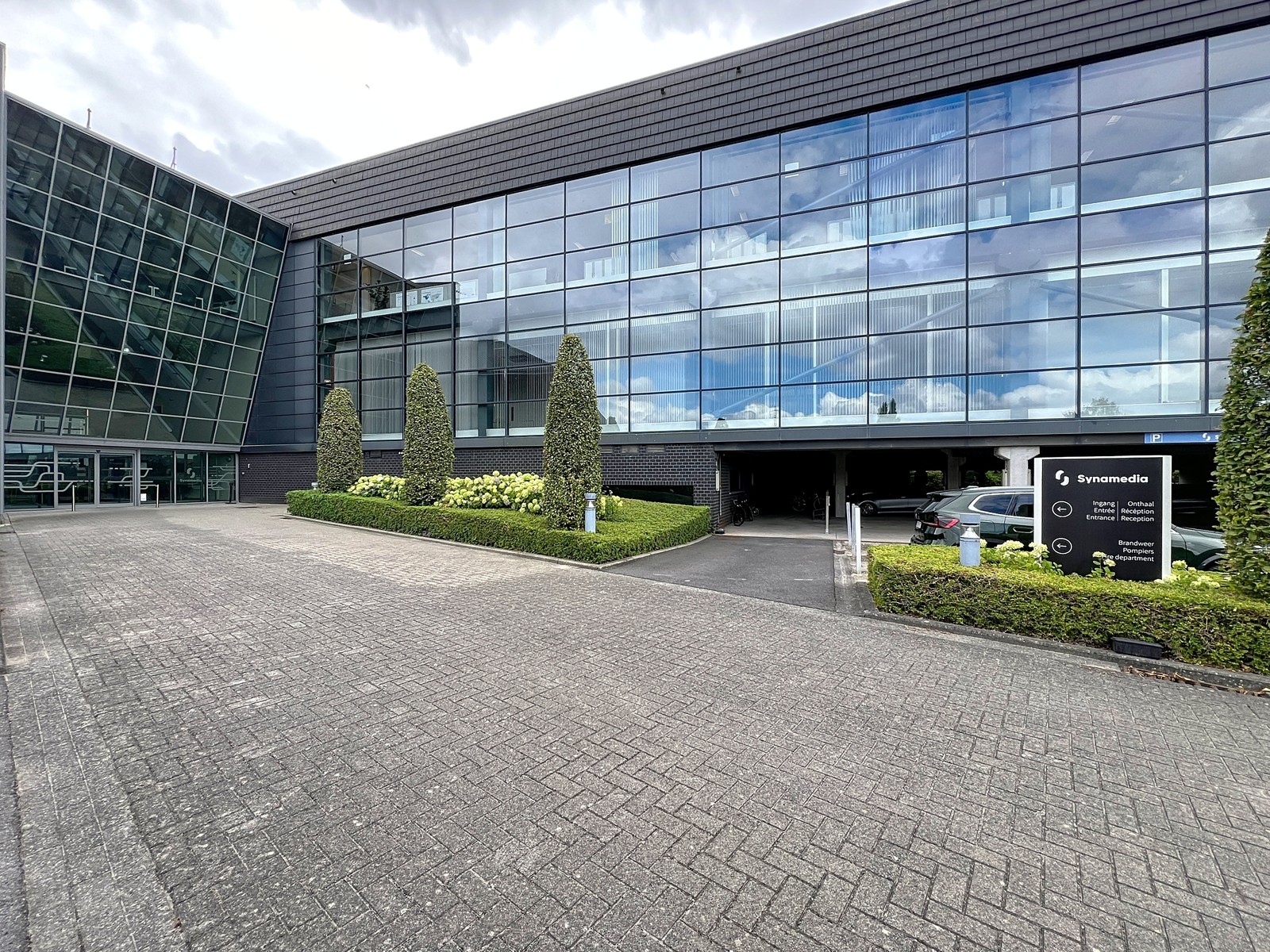 Goed gelegen LICHTRIJKE kantoorruimte aan interessante voorwaarden nabij afrit Kortrijk-Oost E17. - photo 2