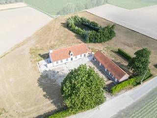 Op een idyllische locatie, op de grens tussen Moorslede en de Zilverberg, vind je deze nieuw opgetrokken, volledig onderkelderde casco hoeve.<br />De woning is gebouwd met kwalitatieve materialen en biedt alle mogelijkheden om verder afgewerkt te worden naar eigen smaak en stijl.<br /><br />De eigendom omvat een grondoppervlakte van 9.962 m², volledig omheind en voorzien van een prachtige waterpartij. Bovendien bestaat de mogelijkheid om extra omliggende landbouwgrond (8.561m²) bij aan te kopen.<br /><br />Naast de woning bevindt zich een volledig afgewerkt, kwalitatief bijgebouw dat geschikt is voor diverse doeleinden — ideaal als gastenverblijf, kantoorruimte, of hobbyruimte.<br />Volledig vergund als zonevreemde woning.<br /><br />Benieuwd naar meer informatie of een bezoek ter plaatse? Geef ons een seintje!