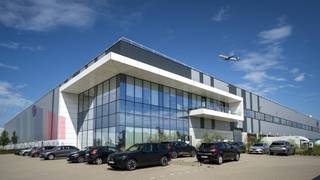 Logistiek magazijn van 29.381 m², gecombineerd met 2.207 m² instapklare kantoren  en 1.353 m² mezzanine , te huur.Het gebouw is strategisch gelegen...