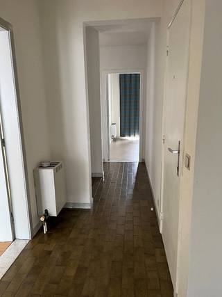 Appartement met 2 slaapkamers, 2 terrassen en staanplaats te koop te Diest, Delphine Alenuslaan 19.<br />Het appartement heeft een bewoonbare oppervlakte van +/- 88m², en is gelegen op de 3de verdieping in een gebouw met lift met zicht op de Citadel van Diest.<br /><br />Indeling :<br />- inkomhal<br />- toilet<br />- woonkamer<br />- keuken met toegang tot het terras<br />- terras<br />- slaapkamer 1 met toegang tot het terras aan de achterkant<br />- slaapkamer 2<br />- badkamer<br />- berging<br />- kelderberging<br />- autostaanplaats<br /><br />CV op gas, niet condenserende ketel<br />Dubbele beglazing<br />EPC : 205, label C<br /><br />Verkoopprijs : 220.000 € voor het appartement met staanplaats en kelderberging<br /><br />Wenst u graag een bezoek van dit appartement : 0476/95.27.16 of dimitri@alvast.be