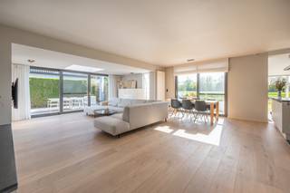 A stone's throw from the center of Bruges and De Kust, we find this beautiful 4-bedroom house for sale. This ready-to-move-in home is a rare opportunity for those looking for quality real estate on a strategic axis between Bruges/Knokke-Heist. When you enter the house, you immediately notice the bright and spacious living space, which, thanks to the large windows, offers a beautiful open view of the fields behind.This house offers 4 bedrooms and a spacious bathroom is currently for sale for families who dream of space and comfort, with four bedrooms, two of which are furnished as fully-fledged suites. The outdoors come into its own here on the two sunny terraces and in the easy-care garden, where you can enjoy the panoramic view in peace and quiet. The fact that this type of property is so peacefully located and yet offers an excellent connection to the Bruges/Knokke-Heist region makes it a unique opportunity for those who want to combine work and relaxation.Register of measures: no