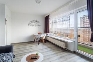 Locatie<br /><br />Dit instapklaar appartement is gelegen op de 9de verdieping in een rustige en groene omgeving, met een vlotte verbinding naar het stadscentrum. Winkels, restaurants en openbaar vervoer bevinden zich in de directe nabijheid. Dankzij de hoge ligging geniet u van een aangenaam open uitzicht en een rustige woonomgeving — ideaal voor wie comfort en bereikbaarheid wil combineren.<br /><br />Beschrijving<br /><br />Het appartement heeft een bewoonbare oppervlakte van ca. 68 m² . De ramen werden ongeveer 5 jaar geleden vernieuwd, wat bijdraagt aan het wooncomfort en de energiezuinigheid.<br /><br />Via de inkomhal bereikt u de verschillende ruimtes van het appartement. De lichte leefruimte geeft rechtstreeks toegang tot het terras van ca. 8 m², waar u in alle rust kan genieten van het uitzicht.<br />De keuken is praktisch ingericht. <br /><br />Verder beschikt het appartement over twee volwaardige slaapkamers. De badkamer is uitgerust met een douche en lavabo. De aansluitingen voor wasmachine bevinden zich ook in de badkamer. Het toilet is apart.<br /><br />Daarnaast is er de mogelijkheid om een autostaanplaats aan te kopen. Zowel het appartement als de staanplaats worden momenteel verhuurd, wat dit pand ook interessant maakt als investeringsopportuniteit.<br /><br />Belangrijkste troeven<br />- Geen inkijk<br />- Nabij invalswegen<br />- Verhuurd <br /><br />Verplichte vermelding<br />- EPC 171 kWh/(m² jaar)<br />- P-score: D<br />- G-score: D<br />- Wg – Vg- Gvv – Gvkr – Gmo