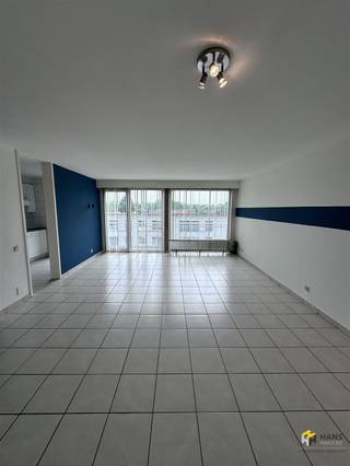 <p><span>Goed gelegen appartement van 100m² met 2 slaapkamers op de derde verdieping. </span></p><p><span> </span></p><p><span>Dit ruime 2-slaapkamer appartement combineert de luxe van gelegen te zijn nabij het centrum, de nodige verbindingswegen naar Brussel, Mechelen en Antwerpen, alsook de nabijheid van scholen en allerhande winkels met een zeer rustige locatie. Zo hebt u simpelweg het beste van beide werelden op een centrale ligging met een uitstekende mobiliteit.</span></p><p><span> </span></p><p><span>Indeling:</span></p><p><span>- Leefruimte van 31m</span><span>²</span><span> op tegels met doorgang naar het terras vooraan op steen. </span></p><p><span>- Keuken van 7m² op tegels voorzien van een elektrische kookplaat, dubbele lavabo, wasmachine en een  koelkast.</span></p><p><span>- Twee slaapkamers van 10m</span><span>²</span><span> &amp; 16m</span><span>²</span><span> op tegels.</span></p><p><span>- Badkamer van 5m</span><span>²</span><span> op tegels voorzien van lavabo, ligbad met sproeikop. </span></p><p><span>- Apart toilet met wastafel op tegels.</span></p><p><span>- Aparte berging/dressing/bureau van 9m². </span></p><p><span> </span></p><p><span>Extra:</span><span> </span></p><p><span>- privéberging in garages op gelijkvloers.</span></p><p><span>- Vaste kosten </span><span>€80</span><span> (</span><span>syndicus, onderhoud lift, poetsen wekelijks van de gemene delen, waterverbruik privaat + gemeenschappelijk, gemeenschappelijk onderhoud, ledigen septische putten</span><span>). </span></p><p><span>- Gunstige EPC: 116.</span></p><p><span>- Dichtbij openbaar vervoer en parken. </span></p><p><span>- Voor heel ons aanbod of een gratis schatting ga naar www.hansimmo.be of neem contact op met 03/290.30.30 of vraag het aan uw persoonlijke makelaar.</span></p><p><span> </span></p><p><span> </span></p><p><span> </span></p>