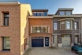 <p><span>Sinjoor biedt aan : Bredabaan 543.<br />Op het einde van het dorp van Brasschaat vind je dit huis. Pistolets van Manus &amp; beleg van Rijmenants kan je op zondag te voet gaan halen. Carrefour om de hoek. </span></p><p><span>Ruime bel-étage<br />Inpandige garage &amp; garagebox achteraan<br />Zonnepanelen<br />EPC B<br />Elektra conform</span></p><p><span>Indeling : </span></p><p><span>Binnenkomen in de inkomhal. De inpandige garage? Ideaal voor fietsen, motoren of gewoon de spullen die we in dit mensenleven verzamelen. Links een gangetje richting de tuin. Oef, dat betekent geen groencontainers door het huis!  Achteraan op het gelijkvloers een kitchenette handig voor die BBQ's in de tuin te bevoorraden. Verder een bureau dat evengoed een extra slaapkamer kan zijn. <br />Wasmachine en droogkast hebben hier ook hun plek. Het huis is bijna helemaal onderkelderd. Wil je van het gelijkvloers een studio maken, dan kan je met je leidingwerk weg. <br />Op de eerste verdieping: Toilet op de gang. De keuken met open zicht op de tuin. L-vormige leefruimte en een vaste trap naar de tuin. Bovenaan het huis vind je twee grote kamers en een kleinere, verder een badkamer met bad en wastafel. <br />Elektriciteit conform. Dak vernieuwd bij de komst van de zonnepanelen, met 12 cm isolatie. Structuur = Super.<br />Achteraan de tuin heb je nog een garagebox met werkbank (verplicht aan te kopen aan €25.000) , voorzien van water en elektriciteit. <br /></span><span><br />Maak nu uw afspraak op <span>george@sinjoor.be</span></span><span> of 0472.57.52.95</span></p>