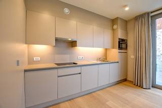 In het stadscentrum van het prachtige Nieuwpoort vindt u dit piekfijn appartement terug (55m² +11m² terras). Het appartement maakt deel uit van het prachtige complex gelegen op de site van het voormalige Clarissenklooster tussen de Recollettenstraat en de Hoogstraat, in een oase van groen en rust! Dit uitstekend afgewerkt appartement bestaat uit een living met aansluitend terras, een open totaal geïnstalleerde keuken, badkamer met inloopdouche, lavabo en toilet en 1 ruime slaapkamer. De flat en het volledige complex zijn perfect aangepast aan rolstoelgebruikers. Aanwezigheid van uitgebreid dienstenpakket met woonassistent, crisiszorg en continue permanentie door middel van een oproepsysteem. Met zijn extra faciliteiten (brasserie, fitness, wellness, kapper,...) biedt Clarenhof ook nét dat ietsje meer! EPC: 125 UC: 3436887 (Ref. NI26894)