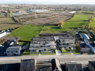<strong>Residentie Bloemenveld – Modern wonen met verzicht over de landerijen! </strong><br /><br /><span><span><span><span><span><span><span><span><span><span><span><span><span><span><span>Met plezier stellen we u </span></span></span></span></span></span></span></span></span></span></span></span></span></span></span><strong>Residentie Bloemenveld </strong><span><span><span><span><span><span><span><span><span><span><span><span><span><span><span>voor, een stijlvolle en kleinschalige nieuwbouwresidentie waar comfort, privacy en moderne architectuur samenkomen. Het project bestaat uit</span></span></span></span></span></span></span></span></span></span></span></span></span></span></span><strong> 13 hoogwaardige appartementen</strong><span><span><span><span><span><span><span><span><span><span><span><span><span><span><span>, verdeeld over </span></span></span></span></span></span></span></span></span></span></span></span></span></span></span><strong>twee afzonderlijke gebouwen</strong><span><span><span><span><span><span><span><span><span><span><span><span><span><span><span>, en biedt een aangename woonomgeving met veel aandacht voor ruimte, licht en natuur.</span></span></span></span></span></span></span></span></span></span></span></span></span></span></span><br /><br /><span><span><span><span><span><span><span><span><span><span><span><span><span><span><span>Vanuit de appartementen geniet u van een</span></span></span></span></span></span></span></span></span></span></span></span></span></span></span><strong> prachtig, open verzicht over de landerijen en het bloemenveld,</strong><span><span><span><span><span><span><span><span><span><span><span><span><span><span><span> wat zorgt voor een rustgevend en groen kader, elk seizoen opnieuw. In combinatie met de </span></span></span></span></span></span></span></span></span></span></span></span></span></span></span><strong>ruime terrassen en privatieve tuinen</strong><span><span><span><span><span><span><span><span><span><span><span><span><span><span><span> vormt dit de ideale plek om te ontspannen en te genieten van het buitenleven.</span></span></span></span></span></span></span></span></span></span></span></span></span></span></span><br /><br /><span><span><span><span><span><span><span><span><span><span><span><span><span><span><span>De strakke moderne architectuur geeft de residentie een tijdloze uitstraling en een hoog wooncomfort. Daarnaast is het project praktisch en veilig ingericht met </span></span></span></span></span></span></span></span></span></span></span></span></span></span></span><strong>11 garages, 9 parkeerplaatsen en een overdekte fietsenstalling.</strong><br /><br /><strong>De toegang tot de beide gebouwen verloopt via een afgesloten poort, wat extra veiligheid en gemoedsrust garandeert.</strong><br /><br /><span><span><span><span><span><span><span><span><span><span><span><span><span><span><span>Naast rust en groen biedt Residentie Bloemenveld ook een </span></span></span></span></span></span></span></span></span></span></span></span></span></span></span><strong>uitstekende ligging.</strong><span><span><span><span><span><span><span><span><span><span><span><span><span><span><span> De residentie bevindt zich op </span></span></span></span></span></span></span></span></span></span></span></span></span></span></span><strong>korte afstand van het centrum van Waregem en de E17 oprit</strong><span><span><span><span><span><span><span><span><span><span><span><span><span><span><span>, waardoor u geniet van een vlotte bereikbaarheid. Lokale winkels en voorzieningen bevinden zich in de onmiddellijke omgeving, wat het dagelijks comfort alleen maar vergroot.</span></span></span></span></span></span></span></span></span></span></span></span></span></span></span><br /><br /><strong>Dit project komt in aanmerking voor het 6%-tarief, mits aan de voorwaarden wordt voldaan.</strong><br /><br /><span><span><span><span><span><span><span><span><span><span><span><span><span><span><span>Indeling van het project:</span></span></span></span></span></span></span></span></span></span></span></span></span></span></span><br /><u>Linker blok (BLOK A)</u>
<ul>
	<li><strong>3 appartementen op het gelijkvloers</strong></li>
	<li><strong>3 appartementen op de eerste verdieping</strong></li>
	<li><strong>2 appartementen op de tweede verdieping</strong></li>
</ul>
<u>Rechter blok (BLOK B)</u>

<ul>
	<li><strong>2 appartementen op het gelijkvloers</strong></li>
	<li><strong>2 appartementen op de eerste verdieping</strong></li>
	<li><strong>1 exclusieve penthouse op de tweede verdieping met privatieve lift </strong></li>
</ul>
<br /><span><span><span><span><span><span><span><span><span><span><span><span><span><span><span>Residentie Bloemenveld is de perfecte keuze voor wie op zoek is naar modern en comfortabel wonen, met een blijvend groen uitzicht en alle hedendaagse voorzieningen binnen handbereik.</span></span></span></span></span></span></span></span></span></span></span></span></span></span></span><br /><br /><span><span><span><span><span><span><span><span><span><span><span><span><span><span><span>Neem contact op met Clemens voor een vrijblijvend eerste gesprek met een kopje koffie!</span></span></span></span></span></span></span></span></span></span></span></span></span></span></span><br /><strong>☎️0497/18.92.55 <br />📬clemens@immo-termote.be</strong>