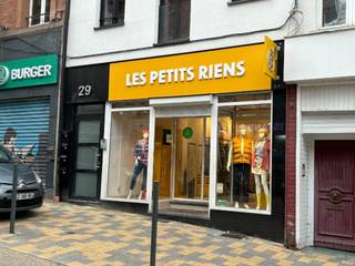 Handelspand ideaal gelegen in het beste deel van de Leuvensesteenweg naast Madouplein.<br />Gemakkelijk bereikbaar met het openbaar vervoer.<br />Ketens in de buurt: Domino's Pizza, Carrefour express, Pearle...<br />Voor meer informatie, bel 02 513 77 00.