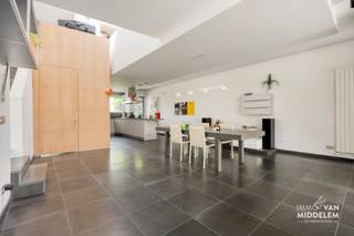 <strong>Immo Van Middelem verkoopt deze ORIGINELE en INSTAPKLARE woning in MODERNE stijl, met sauna en aangename ZUIDGERICHTE tuin op een perceel van +/-12a48ca.</strong><br /><br />Deze bijzondere woning onderscheidt zich onmiddellijk door haar hedendaagse architectuur, verzorgde afwerking en aangename lichtinval. De combinatie van moderne elementen, open ruimtes en grote raampartijen zorgt voor een zeer fijne woonbeleving.<br />De leefruimtes vormen het hart van de woning en sluiten mooi op elkaar aan. Grote raampartijen zorgen voor een sterke verbinding met het terras en de zuid-gerichte tuin.<br />Een extra TROEF is de privésauna met douche: ideaal om thuis volledig tot rust te komen.<br /><br />De indeling van de woning is als volgt:<br />- GELIJKVLOERS: inkomhal met toegang tot kelder, WC, vestaire, volledig uitgeruste open keuken, eet- en leefruimte, toegang tot terras;<br />- 1ste VERDIEPING: mezzanine gebruikt als bureau, badkamer met ligbad en aparte douche en wc, 3 slaapkamers;<br />- ZOLDERRUIMTE: bergzolder;<br />- KELDER: meerdere kelderruimtes waarvan 1 ingericht met sauna en douche;<br />- LOSSTAANDE GARAGE: vooraan garage voor 1 wagen, achteraan tuinhuis.<br /><br />22 zonnepanelen (piekvermogen 7040 kw) én thuisbatterij.<br />EPB: 139 kWh/m².jaar (UC:3795482) - Klasse B. <br />Elektriciteit conform AREI tot 2038.<br />Vrij bij akte.