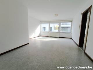 <p><span>Te renoveren appartement op topligging in het centrum van Bredene, op wandelafstand van winkel, tram en het strand. </span></p><p><span> </span></p><p><span>Het appartement bevindt zich op de tweede verdieping en beschikt over een inkomhal, ruime woonkamer, aparte keuken, twee slaapkamer, badkamer met ligbad en een klein terras aan de slaapkamers. Er is een kleine berging inbegrepen in de prijs.</span></p><p><span> </span></p><p><span>Appartement in kleinschalig gebouw zonder lift. </span></p>