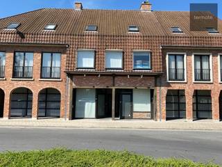 Op het rustige Kerkplein van Waregem - Beveren-Leie treffen we dit gezellig duplex-appartement op de 1e en 2e verdieping.De eigendom omvat inkom met...
