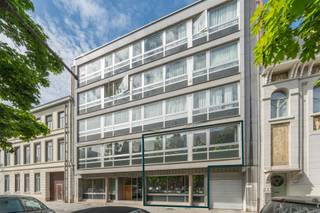 <p>Aan de Guffenslaan, één van de meest levendige commerciële assen van Hasselt, biedt dit representatieve handelspand een zeldzame combinatie van volume, uitstraling en strategische ligging. Met 220 m² verdeeld over gelijkvloers en eerste verdieping beschikt u over een pand dat zich moeiteloos aanpast aan uw visie, of die nu retail, dienstverlening, een vrij beroep of zelfs residentieel vastgoed betreft.</p><p>De gelijkvloerse handelsruimte pakt meteen uit met grote etalageramen die het contact met de straat maximaliseren. Passanten worden onwillekeurig aangetrokken, niet door toeval, maar door design. Dit is de ruimte waar eerste indrukken worden gemaakt en merken worden beleefd. De eerste verdieping is bereikbaar via een interne trap die beide niveaus naadloos met elkaar verbindt, ideaal wanneer u het pand als één geheel wenst te exploiteren. Tegelijkertijd beschikt de bovenverdieping over een volledig aparte buiteningang, waardoor beide niveaus ook volledig onafhankelijk van elkaar kunnen functioneren. Verhuur ze afzonderlijk, combineer twee activiteiten zonder onderlinge hinder, of reserveer de bovenverdieping voor een discretere ontvangst van klanten of medewerkers.</p><p>Voor de strategisch denkende investeerder biedt dit pand nog een bijzondere troef: mits het verkrijgen van een omgevingsvergunning is het mogelijk om het geheel om te vormen naar twee volwaardige appartementen. Een unieke hefboom voor wie vandaag koopt met morgen in gedachten, op een locatie waar residentieel vastgoed zijn waarde bewezen heeft.<br />De Guffenslaan verbindt het bruisende stadscentrum van Hasselt met zijn omgeving en trekt dagelijks een diverse stroom van voetgangers en automobilisten. Wie hier aanwezig is, wordt gezien, en dat is precies het uitgangspunt van elke sterke commerciële strategie. Wie zijn investering verder wenst te optimaliseren, kan bovendien autostaanplaatsen bijkopen, een waardevolle aanvulling voor bewoners, huurders of klanten op deze drukke locatie.</p>