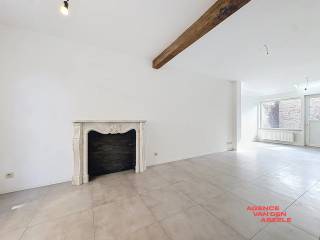 This charming home in Bruges features two bedrooms and a comfortable bathroom with a double sink and shower. The property offers an open kitchen and a bright living area. Adjacent to the kitchen is a practical storage room. Additionally, there is a spacious courtyard.<br /><br />The home is ideally located, close to the city center, schools, public transport, and major roads.<br /><br />Combining comfort with an excellent location, this property provides a pleasant and practical living space in the heart of Bruges.