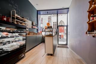 <p>Gelegen op een uitstekende locatie in het hart van Mechelen, biedt dit pand met gemengd gebruik een unieke combinatie van handel en wonen.</p>
<p>Het gelijkvloers is momenteel ingericht als horecazaak en beschikt over een aangename indeling met voldoende ruimte voor klanten. Achteraan bevindt zich een gezellig tuintje waar een sfeervol terras kan worden aangelegd – een waardevolle troef voor wie een horecaconcept of handelszaak met buitenruimte wenst te realiseren.</p>
<p>De eerste verdieping is volledig afgewerkt en instapklaar. De tweede en derde verdieping bieden bijkomende mogelijkheden, maar vergen nog renovatiewerken. Deze verdiepingen kunnen worden ingericht als woonst, kantoor, vergaderruimte of opslag, afhankelijk van uw behoeften en het beoogde gebruik.</p>
<p>Dit pand is bijzonder geschikt voor investeerders of ondernemers die op zoek zijn naar een eigendom met potentieel op een commerciële topligging.</p>
<hr />
<h3><strong>Troeven</strong></h3>
<ul>
<li>
<p>Uitstekende ligging in het centrum van Mechelen</p>
</li>
<li>
<p>Polyvalent gebouw: handel + woonst of kantoor</p>
</li>
<li>
<p>Instapklare eerste verdieping</p>
</li>
<li>
<p>Gezellig tuintje met mogelijkheid tot terras</p>
</li>
<li>
<p>Ruim potentieel op de tweede en derde verdieping</p>
</li>
<li>
<p>Ideaal voor horeca, handel of gemengd gebruik</p>
</li>
</ul>