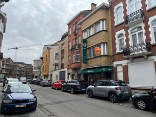 Bezoeken + Info: 0493/209756<br /><br />Een te renoveren opbrengsteigendom bestaande uit een commercieel gelijkvloers <br />(heden beenhouwerij) en 2 appartementen (met mogelijkheid duplex mits BV) zeer goede ligging nabij centrum Evere, Vliegpleinstraat 70!<br /><br />Bestaat uit:<br />Op het gelijkvloers: winkelruimte met atelier - werkruimte en stock (heden beenhouwerij) met een totale bruto oppervlakte van 70,0m²;<br />Kelderruimte: 5 kelders, heden in gebruik door beenhouwerij (+-55,00m²)<br />Op de eerste verdieping appartement: traphall (6,34m²), living (17,23m²), eetplaats (16,46m²), keuken (8,27m²), slaapkamer (9,09m²);<br />Op de tweede verdieping appartement: traphall (6,34m²), living - eetplaats (33,69m²), keuken (8,27m²), slaapkamer (9,09m²);<br />Op de derde verdieping: traphall (10,60m²), 3 ruimtes (11,90m² / 11.12m² / 11.00m²) met mogelijkheid tot omvorming duplex of studio mits bouwvergunning;<br />Onderdak: zolder.<br /><br />Buitenschrijnwerk pvc, hout dubbele beglazing - Centrale verwarming op gas<br />EPC: 1°V.: Label G (586kWh/m²) 20260318 - 0000747148<br />EPC: 2°V.: Label G (1160kWh/m²) 20260318 - 0000747147<br />Grondoppervlakte: 0a 70ca (Sectie A nr. 335 D4) - K.I.: 1.757 €(NG) / O.V.: 2.410,28€ (2025)<br />Nutsvoorzieningen: tellers water (1), gas (2), elektriciteit (2)<br />Huurcontract: - glvl.: gestart op 01/01/2019 <br />huur 2026: 1.200€/maand<br />einde huur: 31/12/2027<br /><br />Stedenbouwkundige inlichtingen aanwezig op kantoor.