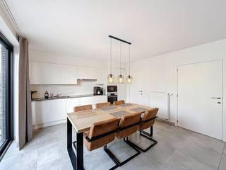 Op zoek naar een moderne, instapklare huurwoning met voldoende ruimte en comfort? Deze prachtige nieuwbouwwoning in het rustige Boezinge combineert een praktische indeling met hedendaags wooncomfort.<br /><br />De woning beschikt over 3 slaapkamers, 2 badkamers, een ruime leefruimte met open keuken, een carport en een tuintje met terras. De woning is volledig geschilderd en de gordijnen zijn reeds aanwezig, waardoor je meteen van een aangename woonomgeving kunt genieten.<br /><br />INDELING<br />Gelijkvloers: <br />- inkom met apart toilet (12 m²) <br />- ruime living met open keuken (37 m²) voorzien van vaatwas, frigo, inductiekookplaat, dampkap, oven, microgolf en ingemaakte kasten - berging met aansluiting voor de wasmachine <br />- gelijkvloerse slaapkamer (14 m²) <br />- badkamer voorzien van inloopdouche, toilet en lavabo. <br /><br />Verdiep +1: <br />- 2 slaapkamers (13 + 13 m²) <br />- badkamer 2 voorzien van lavabo, douche en toilet. <br /><br />Buiten: <br />- carport <br />- tuintje met terras. <br /><br />Ben je geïnteresseerd in dit pand te huur in Ieper? Surf dan naar de website www.dewaele.com, klik op de rode knop 'Bezoek aanvragen' en vul het huurdersprofiel in. Daarna nemen we contact op voor een bezoek<br /><br />