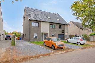 [[ DIT PAND NEEMT DEEL AAN DE ERA OPEN HUIZEN DAG OP 13/6 VAN 14:30 TOT 15:30 ]]
<p><strong>Leopoldsburg: ruime halfopen woning met 5 slaapkamers en groot terras nabij centrum</strong></p>

<p>Deze woning is gunstig gelegen nabij het centrum van Leopoldsburg, met openbaar vervoer in de directe omgeving. Winkels, restaurants en cafés bevinden zich op wandel- en fietsafstand, wat zorgt voor een uiterst praktische ligging. Ideaal voor gezinnen of wie op zoek is naar een ruime woning met alle voorzieningen binnen handbereik.</p>

<p>De halfopen bebouwing biedt verrassend veel ruimte en werd modern ingericht, waardoor u geniet van hedendaags wooncomfort. Met maar liefst vijf slaapkamers is dit de perfecte gezinswoning. Het grote terras over de volledige breedte van het gebouw vormt een extra troef en biedt tal van mogelijkheden om buiten te ontspannen.</p>

<p><strong>Indeling:</strong></p>

<p>Gelijkvloers: inkomhal</p>

<p>Eerste verdieping: hal, ruime woonkamer, tv-kamer, eetkamer, grote keuken en apart toilet</p>

<p>Tweede verdieping: nachthal, vijf slaapkamers en badkamer</p>

<p>Buiten: groot terras over de volledige breedte van de woning</p>

<p><strong>Troeven:</strong></p>

<ul><li>Zeer ruime woning met vijf slaapkamers</li><li>Moderne en instapklare afwerking</li><li>Groot terras met veel buitenruimte</li><li>Centrale ligging nabij winkels en openbaar vervoer</li></ul>

<p>Bent u op zoek naar een ruime en comfortabele woning in het hart van Leopoldsburg? Ontdek zelf de mogelijkheden en plan vandaag nog uw bezoek!</p>

<p><strong>JOUW DROOMWONING. ZO GEVONDEN!</strong></p>