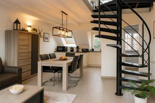 - Dichtbij supermarkt, winkels en openbaar vervoer- Ruime lichte woonkamer- Open keuken voorzien van kookplaat, combi-oven, koel-vriescombinatie en...