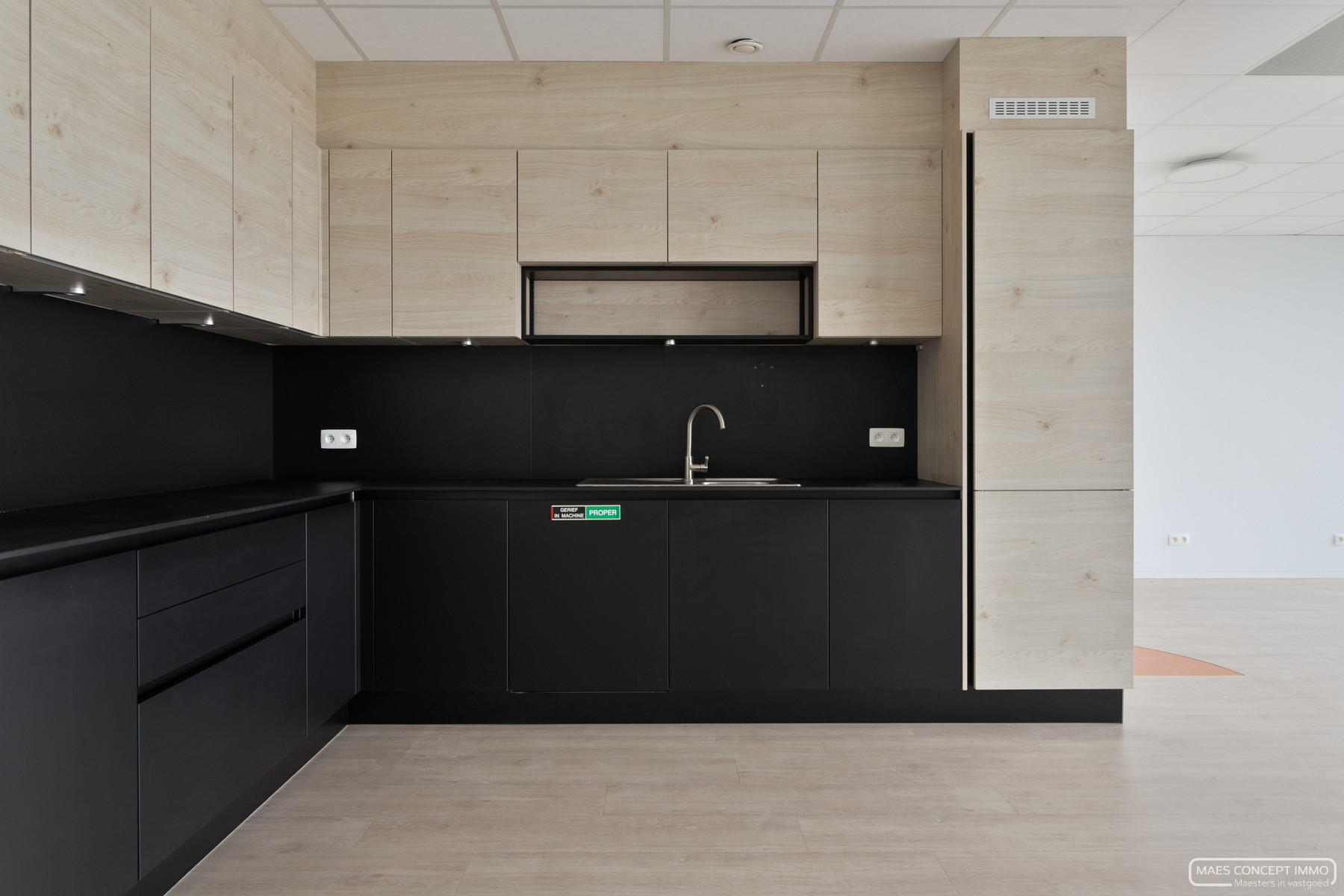 Kantoorruimte 251 m2 te koop vlakbij bij E17 te Zwevegem - foto 3