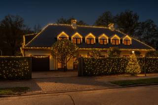 <h2><strong><span><span>RUIME EXCLUSIEVE VILLA GELEGEN IN DE SCHADUW VAN HET PEERDSBOS<br />Exclusieve Villa te Koop – In de Schaduw van het Peerdsbos, Brasschaat</span></span></strong></h2>
<span><span>Welkom in een plek waar ruimte, rust en raffinement samenkomen.<br />Deze uitzonderlijke villa in het hart van Brasschaat biedt alles wat het moderne gezin of de ondernemer verlangt: luxe, privacy, comfort en een vlekkeloze verbinding met Antwerpen.</span></span>
<h3><strong><span><span>550 m² pure woonbeleving</span></span></strong></h3>
<span><span>Een woning met karakter en ziel, volledig gerenoveerd met hoogwaardige materialen en een tijdloze elegantie.<br />Hier vindt u de perfecte balans tussen gezellig gezinsleven, professionele mogelijkheden, en genieten van het leven in één van de meest exclusieve buurten van België.</span></span>
<h3><strong><span><span>Gelijkvloers – Licht, luxe en leven</span></span></strong></h3>
<ul>
<li><span><span>Riante leefruimte (±45 m²) op parket met open haard – de ideale plek voor quality time met het gezin.</span></span></li>
<li><span><span>TV-kamer (±29 m²) – warm en uitnodigend, voor ontspanning of filmavonden round een tweede open haard..</span></span></li>
<li><span><span>Luxe keuken (±32 m²) – een droom voor elke culinaire liefhebber, met royaal kookeiland en topapparatuur van Lacanche.</span></span></li>
<li><span><span>Handige voorraadkamer (±3,6 m²) en wasplaats (±8,2 m²) met voldoende bergruimte.</span></span></li>
<li><span><span>Gastentoilet, vestiaire met maatkasten en een imposante inkomhal met een elegant trap die meteen indruk maakt.</span></span></li>
<li><span><span>Zij-ingang (±7,5 m²) naar de garage (±20 m²).</span></span></li>
</ul>
<span><span>Unieke troef: een afzonderlijke aparte ingang met kitchenette en douchekamer – ideaal voor wie thuis wil werken, cliënten ontvangt, of familie en gasten in alle privacy wil laten logeren (±34 m²).<br /><strong>Tuin:</strong> Een onderhoudsvriendelijke, sfeervolle tuin met ruim terras, discrete verlichting, en een bijgebouw voor uw jacuzzi..<br />Een idyllische plek voor zomerse diners, spelende kinderen of een rustige ochtendkoffie.</span></span>
<h3><strong><span><span>Eerste verdieping – Uw persoonlijke rustoord</span></span></strong></h3>
<ul>
<li><span><span>Vijf ruime slaapkamers( 2 ensuite) op parketvloer met central airconditioning en maatkasten – een oase van rust voor het hele gezin.t: ±29,5 m² – 15,5 m² – 17,4 m² – 20 m² – 14,4 m².</span></span></li>
<li><span><span>Vier stijlvolle badkamers, voorzien van moderne afwerking en comfort (±17,5 m² – ±3 m² – ±8 m² – ±4,26 m²).<br />De master suite met dressing en privébadkamer vormt een echte wellnessruimte aan huis.</span></span></li>
</ul>
<h3><strong><span><span>Volledig gerenoveerd, tot in de perfectie</span></span></strong></h3>
<span><span>Deze woning werd met uitzonderlijke aandacht voor detail vernieuwd.<br />Hoogwaardige materialen, moderne technieken en uitstekende isolatie zorgen voor een energiezuinige, duurzame en aangename leefomgeving.<br />Een plek waar kwaliteit en comfort de norm zijn.</span></span>
<h3><strong><span><span>Flexibele mogelijkheden voor ondernemers </span></span></strong></h3>
<span><span>Dankzij de aparte ingang is deze villa perfect voor:</span></span>
<ul>
<li><span><span>Een vrij beroep of kantoor aan huis</span></span></li>
<li><span><span>Een praktijkruimte, consultatiekamer, of atelier</span></span></li>
<li><span><span>Een gastenverblijf of au pair-ruimte voor internationale gezinnen</span></span></li>
</ul>
<span><span>Hier kunt u wonen, werken en ontvangen in één harmonieuze omgeving.</span></span>
<h3><strong><span><span> Een toplocatie in Brasschaat</span></span></strong></h3>
<span><span>Gelegen aan de geliefde Hemelakkers, in de schaduw van het betoverende Peerdsbos, combineert deze locatie het beste van twee werelden:<br />rust en natuur, met alle voorzieningen vlakbij – locale scholen en internationale scholen, sportclubs, winkels, en vlotte verbindingen naar Antwerpen en Brussels Airport.</span></span>
<h3><span><span>Uw nieuwe thuis, uw nieuwe begin</span></span></h3>
<span><span>Deze villa is meer dan een eigendom – het is een levensstijl.<br />Een thuis waar gezinnen groeien, ondernemers geïnspireerd raken, en expats zich meteen welkom voelen.<br />Plan vandaag nog uw exclusieve bezichtiging en ervaar zelf wat wonen in deze uitzonderlijke villa écht betekent.<br />Uw toekomst begint hier.</span></span><br />