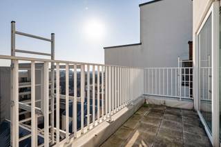 <p>Deze instapklare studio bevindt zich op een toplocatie in Antwerpen vlakbij ’t eilandje. Een dynamische buurt met tal van hotspots waaronder het MAS, Park Spoor Noord, gezellige cafétjes én restaurant. Deze plek een absolute ‘place to be’ voor studenten!</p>
<p>Daarnaast geniet je hier ook nog eens van een uitstekende bereikbaarheid met zowel het openbaar vervoer als met de fiets, auto of te voet.</p>
<p>Op de 7<sup>de</sup> verdieping van dit mooi onderhouden gebouw betreed je de kamer, die praktisch werd voorzien van eigen sanitair, vertaald in een inloopdouche, toilet en lavabo in meubel. De allergrootste troef is het ruime terras van maar liefst 7 m², ideaal voor ontspanning tijdens de welverdiende blokpauzes of gezellige avonden met je vrienden. Tot slot is er nog een gemeenschappelijke keuken voorzien, welke werd geïnstalleerd met een kookplaat, dampkap, lavabo in meubel.</p>
<p>Kortom, een perfecte balans tussen rustig studeren en het bruisende stadsleven, met bovendien een aantrekkelijk investeringspotentieel.</p>
<p><strong>Momenteel verhuurd</strong> à € 610,00/ maand wat zorgt voor € 7.320,00 op jaarbasis. Dit resulteert in een <strong>rendement van 4 %.</strong> De huurder betaald bovendien een provisie van € 70,00/maand aan verbruikskosten.</p>
<p><strong>Maandelijkse kosten: </strong>€ 240,00 all-inclusief (wordt per kwartaal opgevraagd + jaarlijkse afrekening).</p>
<p><strong>Technische gegevens: Gezamenlijke fietsenstalling aanwezig! </strong>Brandladder voorzien aan het terras.</p>
<p><strong>Stedenbouwkundige inlichtingen en bodemattest aanwezig. Asbestattest in aanvraag. Bevindt zich niet in een risicozone voor overstromingen (P- en G-score C). Renovatieverplichting niet van toepassing.</strong></p>