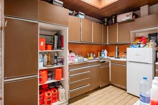 <p><strong>Te koop: verhuurd handelspand in hartje Herentals (95 m²)</strong></p>
<p>Op zoek naar een zorgeloze vastgoedinvestering met onmiddellijk rendement? Dit <strong>verhuurde handelspand van ca. 95 m²</strong>, gelegen in het <strong>centrum van Herentals</strong>, biedt een ideale combinatie van topligging, zichtbaarheid en stabiele huurinkomsten.</p>
<p>Het pand maakt deel uit van het lokale handelsweefsel en geniet van een uitstekende bereikbaarheid en passage. Momenteel is het pand ingericht en verhuurd als <strong>kapperszaak</strong> en beschikt het over <strong>sanitair</strong>, wat het perfect geschikt maakt voor diverse commerciële activiteiten.</p>
<p>Dankzij het lopende handelshuurcontract geniet u van een <strong>onmiddellijk en gegarandeerd rendement</strong>:</p>
<ul>
<li>
<p>Handelshuurcontract lopende van <strong>01/04/2020 tot en met 31/03/2029</strong></p>
</li>
<li>
<p><strong>Maandelijkse huurinkomsten: € 1.090</strong></p>
</li>
<li>
<p><strong>Correcte en stabiele huurder</strong> met een commercieel bewezen concept</p>
</li>
</ul>
<p><strong>Troeven op een rij:</strong></p>
<ul>
<li>
<p>Ca. <strong>95 m² commerciële ruimte</strong></p>
</li>
<li>
<p>Verhuurd = meteen rendement</p>
</li>
<li>
<p>Zorgeloze investering tot minstens 2029</p>
</li>
<li>
<p>Sanitair aanwezig</p>
</li>
<li>
<p>Centrale topligging in Herentals</p>
</li>
</ul>
<p>Dit handelspand is een <strong>uitstekende investeringsopportuniteit</strong> voor wie op zoek is naar beleggingsvastgoed met vaste en betrouwbare inkomsten.</p>