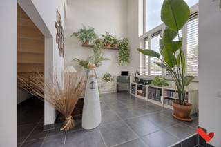 <p>Un appartement duplex moderne datant de 2016, comprenant trois chambres et un espace de vie chaleureux donnant directement sur une terrasse ensoleillée. Grâce aux grandes baies vitrées, vous profitez chaque jour d'une vue dégagée sur la verdure environnante. L’appartement offre une surface de 144m² et dispose d’une terrasse orientée sud-ouest de 20m².</p>
<p>L’emplacement est particulièrement avantageux : juste à l’extérieur de Louvain, mais à l’écart de l’agitation. Vous vivez à deux pas des commerces, des écoles et des grands axes, tout en bénéficiant du calme et de l’espace de Wilsele. Un lieu qui combine le meilleur des deux mondes.</p>
<p>D’un point de vue pratique, cet appartement présente également de nombreux atouts : un label PEB B, des panneaux solaires et une installation électrique conforme, vous garantissant un avenir économe en énergie et sans souci. Il s’agit ici d’un investissement dans le confort de vie <strong>et</strong> la durabilité.</p>
<p><strong>Disposition :</strong></p>
<p><strong>Rez-de-chaussée :</strong></p>
<ul>
<li>
<p>Hall d’entrée avec WC invités</p>
</li>
<li>
<p>Trois chambres spacieuses avec vue sur la verdure</p>
</li>
<li>
<p>Salle de bains avec douche à l’italienne, lavabo et WC</p>
</li>
<li>
<p>Bureau lumineux avec belle vue</p>
</li>
<li>
<p>Buanderie spacieuse avec raccordement pour machine à laver</p>
</li>
<li>
<p>Espace de rangement supplémentaire</p>
</li>
</ul>
<p><strong>Premier étage :</strong></p>
<ul>
<li>
<p>Grand espace de vie ouvert avec un poêle à gaz chaleureux</p>
</li>
<li>
<p>Cuisine entièrement équipée avec tous les appareils</p>
</li>
<li>
<p>Terrasse orientée sud-ouest avec une vue magnifique</p>
</li>
</ul>
<p><strong>Atouts :</strong></p>
<ul>
<li>
<p>Situation privilégiée à Wilsele, dans un environnement verdoyant</p>
</li>
<li>
<p>Construction de 2016</p>
</li>
<li>
<p>PEB B et installation électrique conforme</p>
</li>
<li>
<p>Chauffage par le sol dans tout l’appartement</p>
</li>
<li>
<p>Moustiquaires amovibles à toutes les fenêtres</p>
</li>
<li>
<p>Parking gratuit sur le domaine, ou possibilité d’acheter/louer une place de parking souterraine</p>
</li>
<li>
<p>Grand espace de stockage au niveau -1</p>
</li>
<li>
<p>Grandes fenêtres laissant entrer une abondance de lumière naturelle<br /><br />Intéressé(e) par cet appartement et envie de prendre rendez-vous ? N’hésitez pas à contacter <strong>BVM Vastgoed</strong> au <strong>016 23 21 45</strong>.<br /><br /></p>
</li>
</ul>