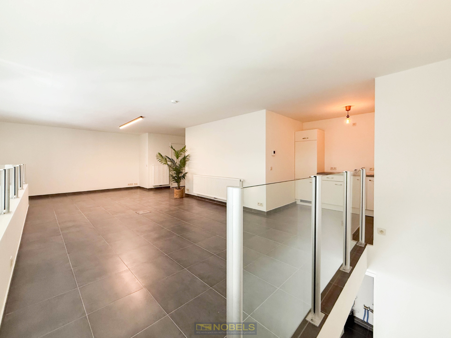 Te koop, volledig gerenoveerde handelsruimte (107m²) met tussenverdiep in centrum Wetteren - foto 4