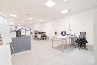 Bent u op zoek naar een uitzonderlijke investering op een toplocatie met een rendement van maar liefst 6,59%? Dit handelspand, gelegen in de prestigieuze Bondgenotenlaan, bevindt zich op een AAA-locatie vlak bij het station van Leuven. Een buitenkans voor wie zoekt naar een betrouwbare investering met zekerheid.<br /><br />Oppervlakte: 176 m² open ruimte, ideaal voor diverse commerciële doeleinden.<br />Huurder: Het pand is momenteel verhuurd aan een groot en stabiel dienstverlenend kantoor, wat een zorgeloze opbrengst garandeert. (6,59% rendement)<br />Voorzieningen: Een privatieve keuken en twee toiletten bieden alle nodige comfort.<br />Bouwjaar: Het gebouw dateert van 2011 en is uitgerust met moderne technieken en voorzieningen.<br /><br />Dit is een unieke kans om te investeren in een hoogwaardig handelspand op een van de meest gegeerde locaties van Leuven. Contacteer ons vandaag nog voor meer informatie en een bezichtiging.