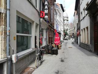 Deze commerciële ruimte is gelegen in de Grote Pieterpotstraat, een zijstraat van de Suikerrui, vlakbij de Grote Markt.De gelijkvloers ruimte is +/-...