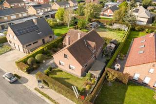 <p>Deze<strong> ruime woning</strong> aan de Elegastlaan in Izegem heeft een <strong>uiterst rustige ligging</strong> met weinig tot geen doorgaand verkeer. Wanneer je de straat uit rijdt, kom je terecht in een<strong> landelijke omgeving</strong>. Toch bevindt de woning zich vlakbij het centrum van Izegem en vlakbij <strong>belangrijke invalswegen</strong>.<br /><br />De woning beschikt over een bewoonbare oppervlakte van 212 m² en is gelegen op een <strong>perceel van 936 m²</strong>. <br /><br />De woning omvat op het gelijkvloers een lichtrijke woonkamer, een ruime keuken, twee slaapkamers en een badkamer. Daarnaast zijn er een kelder en zolder, waar je extra bergruimte hebt en waar je zeker 3 slaapkamers kan bij creëren. Tenslotte is er nog een zeer ruime garage. <br />Kortom, <strong>mogelijkheid tot 5 slaapkamers</strong>! <br /><br />De woning werd gebouwd in 1984 en biedt heel wat mogelijkheden om ze naar eigen smaak te moderniseren. <strong>Het ruime perceel en de groene omgeving</strong> maken dit een interessante woning voor wie op zoek is naar ruimte, comfort en potentieel.<br /><br />Deze woning valt onder de renovatieplicht. <br /><br />Interesse? Neem contact met ons op voor meer informatie of een bezichtiging.</p>