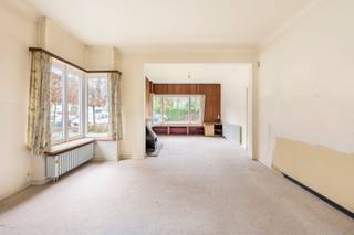 Op een centrale ligging in Kapellen bevindt zich deze halfopen bebouwing met voortuin, oprit en garage. Een woning met een sterke basis,...