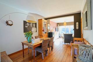 Bent u op zoek naar een centrum gelegen gezinswoning (4-5slpk.) waar u werkelijk alles op wandelafstand heeft? Dan is deze gezinswoning waarin de gezelligheid troef is misschien wel uw ding? Deze woning is recent aangepakt qua energie en look. De gehele achtergevel en de dakgoten zijn opnieuw ingepakt en voorzien van isolatie met crepi. Daarnaast is de woning voorzien van nieuw hoogwaardig schrijnwerk en zonnepanelen (met groenestroomcertificaten tot 2030!). <br />Binnen vinden we een gezellige leefruimte voorzien van parket die naadloos overloopt in een lichtrijke leef keuken & veranda waar het heel leuk vertoeven is. <br />Verder geeft deze ruimte toegang tot de ruime badkamer, kelder en dit met zicht op de onderhoudsvriendelijke stadstuin die voorzien is van 100% privacy, een ruim terras, een vijvertje en de toegang naar de garage die ideaal is voor het plaatsen van de fietsen, de auto en extra bergplaats. <br />Op de eerste verdieping zijn 3 slaapkamers en een vaste trap die toegang geeft naar nog 2 extra slaapkamers. Kortom deze gezinswoning heeft werkelijk alles en meer in huis voor een comfortabel gezinsleven. Kom dus zeker eens vrijblijvend een kijkje nemen en u zal snel merken dat het hier heel aangenaam wonen zal zijn. <br />Extra troef: hier kan u aankopen als enige woning aan 2% registratie. Bel of mail vandaag nog voor uw afspraak naar info@rosiersderidder.be of 052/41.41.94<br />referentie: 5633