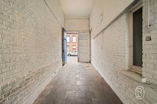 <p>Te koop: vergunde opbrengsteigendom met een kantoor, 2 appartementen en groot magazijn in Ronse</p><p>In de Olifantstraat in Ronse bevindt zich deze vergunde opbrengsteigendom met meerdere entiteiten en bijkomend magazijn. Een interessante opportuniteit voor investeerders die op zoek zijn naar direct rendement.</p><p>Wat maakt dit pand uniek?<br />Het pand bestaat uit een kantoor, en twee appartementen, + groot magazijn (parking). <br />De wooneenheden zijn momenteel verhuurd, wat zorgt voor een stabiele huuropbrengst.</p><p>Voor wie is dit ideaal?<br />Ideaal voor investeerders die op zoek zijn naar een opbrengsteigendom met rendement.</p><p>Te koop via Immo Beguin, jouw vastgoedexpert sinds 2009, met kantoren in Ronse, Waregem, Kortrijk, Deinze, Doornik en Lessines.<br />Meer info of bezoek na afspraak met emmy@immobeguin.be</p>