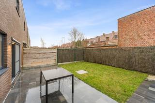 <strong>Roeselare-Centrum – UNIEK woonconcept gelijkvloers appartement met tuin, terras &amp; garage in hippe wijk OVERSTATIE</strong><br /><br />Welkom in OVERSTATIE, dé trendy en opkomende stadswijk van Roeselare! In deze recente <strong>nieuwbouw (2014)</strong>, gelegen in een rustige doodlopende straat, voelt het meteen als thuiskomen. Op wandelafstand van het station, de Ooststraat en Cityscoop combineert deze woonst het beste van rust én stadsleven.<br /><br /><strong>Dit gelijkvloers appartement </strong>met 2 slaapkamers biedt een verrassend ruim en luchtig gevoel. Via de aangename inkomhal (met aparte nutsruimte) kom je in de <strong>gezellige leefruimte</strong> met open, volledig uitgeruste keuken en extra berging. Grote raampartijen zorgen voor veel licht en een vlotte verbinding met buiten.<br />Buiten genieten? Absoluut! Het zonnige terras en de<strong> zuidgerichte tuin</strong> zijn niet alleen rustgevend, maar ook zeer onderhoudsvriendelijk. Een aparte tuinberging is eveneens voorzien.<br /><br /><u>De indeling omvat verder:</u><br />- een ruime slaapkamer en een tweede (kleinere) slaapkamer/dressing<br />- een moderne badkamer met grote inloopdouche en stijlvol lavabomeubel<br />- een apart hangtoilet<br /><br />🚗 Extra comfort &amp; ruimte<br />De zeer ruime, diepe garage met rechtstreekse toegang tot de tuin én een extra staanplaats vooraan bieden plaats aan 2 wagens — een absolute meerwaarde in het centrum.<br /><br />💡 Interessante investering of zorgeloos wonen<br />Laag EPC: 126 → energiezuinig wonen<br />Elektriciteit conform gekeurd<br />Lage syndicuskosten<br />Zonnescreens<br /><br /><strong>Realistische huurprijs: ± €750/maand</strong><br /><br />🚗 Garage verplicht bij aan te kopen: €25.000<br /><br />Betaalbaar, instapklaar en klaar om ontdekt te worden.<br /><strong>Een unieke kans voor koppels, alleenstaanden of investeerders die op zoek zijn naar een zorgeloze aankoop op toplocatie.</strong><br /><br />👉 Kom kijken en laat je verrassen!  Bel ons nu 051/62 40 40