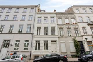 Gelegen in een rustige straat nabij de Louizalaan, biedt dit prachtig gerenoveerde gebouw een unieke investeringsopportuniteit in hartje Elsene. Het pand onderging recent een totaalrenovatie met bijzondere aandacht voor isolatie, kwaliteit, comfort en het behoud van de authentieke charme. Hoge plafonds, stijlvolle inkomhal en hoogwaardige materialen zorgen voor een tijdloze uitstraling gecombineerd met een uitstekende bereikbaarheid en een sterke aantrekkingskracht in één van de meest gezochte wijken van Brussel. 

Appartement 1: ruime sousplex met private tuin (54m²). De lichtrijke leefruimte sluit aan op een volledig uitgeruste, moderne keuken met directe toegang tot de tuin. Op tuinniveau bevinden zich 2 ruime slaapkamers en een stijlvolle badkamer (inloopdouche, ligbad, toilet). 

Appartement 2: elegant éénslaapkamerappartement. De aangename leefruimte met open keuken en centraal keukeneiland creëert een moderne en comfortabele woonomgeving. Ruime slaapkamer met aansluitende badkamer (inloopdouche). 

Appartement 3: ruime duplex met terras. De royale leefruimte geniet van veel natuurlijk licht en geeft uit op een aangenaam terras (7m²) met zicht op het Justitiepaleis. Deze duplex beschikt over 2 ruime slaapkamers, een extra tussenruimte (15m²) en een lichtrijke badkamer (inloopdouche, ligbad en dubbele wastafel).

Elk appartement beschikt over aansluiting voor was-en droogmachine en een privatieve kelder. 

Voor meer informatie: laura@immoaccenta.be.
