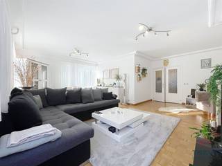 <p><span>SOUS OPTION Magnifique appartement de standing au 1e étage (sans ascenseur) d'une jolie résidence de caractère au centre ville. L'appartement dispose de 3 chambres et offre de très beaux espaces de vie avec une superficie habitable totale de 113 m². Il se compose d'un vaste hall d'entrée avec toilette invités, d'un lumineux séjour de 38 m² avec moulures, parquet mosaïque en chêne massif et sa belle cheminée, d'une cuisine super-équipée de 10 m², trois chambres de 15,12 et 11 m², d'une salle de bain entièrement carrelée équipée d'une baignoire avec paroi vitrée et un meuble évier. Une buanderie, une agréable petite terrasse et une cave. CC au gaz .Nouveau boiler Compteur d'eau commun (au tentième) calorimètres .Châssis remplacés en 2019. Belle parqueterie dans le séjour. Nouveaux mitigeurs. Placards sur mesure. Faire offre à partir de 235.000€. Infos et visites au 02/355.50.55. </span></p>