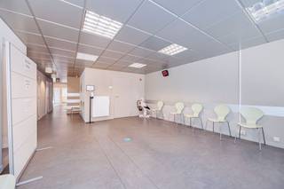 <p><span>Spacieux local commercial au rez-de-chaussée, idéalement situé ! </span></p><p><span> </span></p><p><span>Situé sur </span><span>l'Antwerpsesteenweg</span><span>, en plein cœur du </span><span>centre de Hoboken</span><span>, cet </span><span>espace de bureaux</span><span> est </span><span> à vendre. Grâce à son emplacement commercial exceptionnel, vous bénéficiez d'une forte fréquentation. À quelques minutes à pied, vous trouverez des commerces, les transports en commun et d'autres commodités.</span></p><p><span> </span></p><p><span>De par sa superficie, cet espace de bureaux offre de nombreuses possibilités. </span></p><p><span> </span></p><p><span>Atouts :</span></p><p><span>- EPC B</span></p><p><span>- Double vitrage</span></p><p><span>- Pompes à chaleur</span></p><p><span>- Situation centrale dans le centre de Hoboken</span></p><p><span>- Disponibilité à convenir</span></p><p><span>- 1 place de parking incluse</span></p><p><span> </span></p><p><span>Cette maison à vendre à Hoboken vous intéresse ? Vous recherchez un autre bien immobilier ou souhaitez connaître la valeur de votre propriété ? Alors vous êtes à la bonne adresse chez BOLT immo ! Nous serons ravis de vous aider.</span></p><p><span> </span></p>