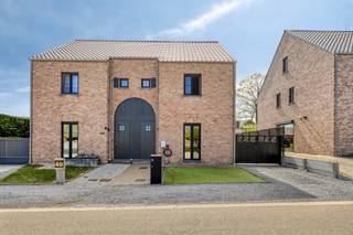 [[ DIT PAND NEEMT DEEL AAN DE ERA OPEN HUIZEN DAG OP 13/6 VAN 9:30 TOT 10:30 ]]
<p>Te koop: modern halfopen huis in Sint-Janstraat, Beringen, op wandelafstand van het centrum.</p><p>Deze woning combineert een uitstekende ligging vlak aan de E313 met een volledig instapklaar interieur. Dankzij de nabijheid van scholen, winkels en het gezellige stadscentrum geniet je van alle voorzieningen binnen handbereik. De tuin van 235 m² biedt ruimte voor ontspanning en buitenleven, terwijl de moderne afwerking je meteen een thuisgevoel geeft.</p><p><br /></p><p>INDELING:</p><p>Gelijkvloers: inkomhal, gastentoilet, woonkamer, open keuken met eetkamer, wasplaats/berging, tuin, terras</p><p>Verdieping +1: nachthal, 3 volwaardige slaapkamers, badkamer</p><p>Verdieping +2: zolder (bereikbaar via vaste trap)</p><p>Extra ruimtes: polyvalente ruimte (bureau, speelkamer of hobbyruimte</p><p><br /></p><p>Troeven:</p><p>• Vlak aan de E313 – snelle verbinding naar Antwerpen en Hasselt</p><p>• Volledig instapklaar – geen renovatie nodig</p><p>• Op wandelafstand van het centrum – winkels en scholen dichtbij</p><p><br /></p><p>Neem vandaag nog contact op met je ERA-makelaar voor een bezoek.</p><p>JOUW DROOMHUIS. ZO GEVONDEN!</p>