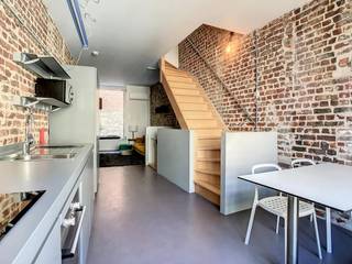 Bel appartement pour deux personnes avec terrasse à louer dans le centre d'Ypres. Chaudière solaire et climatisation disponibles ! Cet appartement est situé à quelques pas de la gare et de la Grote Markt. Entièrement peint et équipé de placards intégrés. Disposition :<br /><br />MISE EN PAGE<br />Rez-de-chaussée : <br />- Entrée privée<br /><br />Étage +1 : <br />- Salon/salon avec cuisine ouverte avec table à manger, placards intégrés, four, évier, hotte et plaque de cuisson <br />- Terrasse<br /><br />Étage +2 : <br />- Salle de bain moderne avec lavabo, placards intégrés, toilettes et douche <br />- Espace de bureau <br />- Chambre<br /><br />Étage +3 : <br />- Espace mansardé<br /><br />=> Chauffage et refroidissement par pompe à chaleur<br />=> Pas de frais de syndic !<br />=> Étiquette EPC B