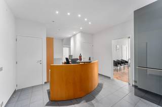 <p><strong>Wevelgem – Ruime dokterswoning met praktijkruimte te koop.</strong><br /><br />Charmant handelspand (1957) is momenteel <u>verhuurd </u>als radiologiepraktijk met huidige huurinkomsten van <strong>€5.400 per kwartaal</strong>, exclusief onroerende voorheffing. Dankzij de <u>centrale ligging in Wevelgem</u> is er een uitstekende <em>zichtbaarheid </em>en <em>voldoende parkeermogelijkheid</em>.</p>

<p>Het <u>gelijkvloers </u>is ingericht als <strong>praktijkruimte </strong>met een <strong>onthaal</strong>, <strong>wachtzaal</strong>, <strong>burelen </strong>en <strong>verschillende behandelruimtes </strong>voor medische beeldvorming. Achteraan bevinden zich een <strong>keuken </strong>en een <strong>praktische berging</strong>.</p>

<p>De <u>bovenverdieping</u>, die momenteel leegstaat en renovatie vereist, omvat een statige <strong>traphal</strong>, <strong>vijf ruime slaapkamers</strong>, een <strong>linnenkamer </strong>en een <strong>badkamer</strong>. Het pand beschikt over een <strong>zeer ruime zolderverdieping</strong>, toegankelijk via een <u>vaste trap</u>, evenals een <strong>grote kelder</strong> en een <strong>garage</strong> met plaats voor <u>twee wagens</u>.</p>

<p>Tot slot is er achteraan een <strong>tuin </strong>aanwezig.</p>
<strong>Troeven:</strong>

<ul><li>Rondom rond airconditioning</li><li>Dubbele garage met automatische poort</li><li>Dubbel glas</li><li>Garage voor 2 wagens + staanplaatsen vooraan</li></ul>