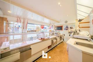 Gekende traiteurzaak met woonst (183m²) en atelier (40m²). De woning heeft een grote leefruimte, 3 ruime slaapkamers en een zuidgericht terras.<br />Deze eigendom is heel commercieel gelegen, heeft een aangename winkelruimte met atelier en ingerichte keuken.<br />De uitbating van de slagerij wordt in functie van pensioenleeftijd stopgezet op 30/06/2025.<br /><br />Indeling:<br />Gelijkvloers:<br />- winkelruimte/volledig uitgeruste slagerij;<br />- aparte inkom naar appartement en atelier;<br />- trappenhal;<br />- grote leefruimte met zithoek, eetplaats en keuken;<br />- kelder;<br />- 2 werkplaatsruimtes (19 + 15 m²);<br />- frigo (6,25 m²);<br />- berging<br /><br />Eerste verdiep:<br />- trappenhal;<br />- 3 slaapkamers;<br />- moderne badkamer.<br /><br />Tweede verdiep:<br />- heel ruime zolder<br /><br />Troeven:<br />- Pelletkachel in living;<br />- zeer commercieel gelegen;<br />- polyvalent gebouw;<br />- aparte ingang via de zijkant ;<br />- rolluiken en geluidswerende ramen voor;<br />- ruime droge kelder.<br /><br />Dit pand wordt verkocht onder het systeem van START 2 FINISH.<br />Elk prijsvoorstel gelijk of hoger dan deze startprijs wordt voorgelegd aan de verkoper(s) die dit al dan niet kan aanvaarden.<br /><br />Bezoek via philip@bricx.be of 0475 300 285