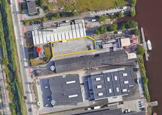 <strong><u>Benaderende OPPERVLAKTE:</u></strong><br />20m x 50m of 1.000m²<br /><br /><u><strong>BESTEMMING:</strong></u><strong>  </strong>buitenopslag van allerhande materiaal, goederen, vrachtwagens, auto's, ...<br /><br /><u><strong>LIGGING:</strong></u><br />Op industriezone "Herdersbrug" te 8000 Brugge<br />Vlotte verbinding met Expressweg en vlakbij de haven van Zeebrugge!<br /><br /><u>* Bijzonderheden:</u><br />- Onmiddellijk beschikbaar!<br />- Tijdelijke verhuring (tot 1 mei 2026)<br />- Onze referentie op <strong>www.centro.be</strong> : <strong>P0486 </strong>of contacteer ons op <strong>050 70 01 02</strong><br /><br /><strong>CENTRO | BEDRIJFSVASTGOED </strong>is reeds 24 jaar <u>gespecialiseerd in de bemiddeling van commercieel- en bedrijfsvastgoed</u> in West- en Oost-Vlaanderen.<br /><strong>Wilt u ook weten hoeveel uw bedrijfsgebouw waard is?</strong><br />Contacteer ons vrijblijvend voor een marktconforme waardebepaling van uw pand. 