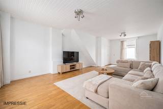 <p><span>Te renoveren woning met 2 woonentiteiten + tuin</span></p><p><span>Welkom in deze ruime eigendom met tal van mogelijkheden, centraal gelegen in Kontich. Het pand bestaat uit een gelijkvloerse woonentiteit met tuin en een afzonderlijke studio op de verdieping en vormt zo een interessante opportuniteit voor renovatie en investering.</span></p><p><span>Op het gelijkvloers bevindt zich een ruime leefruimte die aansluit op de keuken. Dankzij de grote lichtkoepel geniet deze ruimte van veel natuurlijke lichtinval. Verder beschikt het gelijkvloers over een badkamer en verschillende ruimtes die naar eigen smaak kunnen worden heringericht. Achteraan geeft de woning toegang tot de ruime privatieve tuin, die momenteel nog volledig naar eigen wens kan worden aangelegd.</span></p><p><span>Via de afzonderlijke traphal bereik je de studio op de verdieping. Deze bestaat uit een ruime open leef- en slaapruimte, een eigen keuken en badkamer. De verschillende dakramen zorgen hier voor een aangename natuurlijke lichtinval.</span></p><p><span>Het geheel is te renoveren, maar biedt daardoor net heel wat mogelijkheden voor wie het pand volledig naar eigen smaak wil moderniseren. Ook voor investeerders is dit een interessante eigendom dankzij de aanwezigheid van </span><span>2 woonentiteiten</span><span>.</span></p><p><span>EPC:</span><span><br />Gelijkvloerse woonentiteit (bus 0001): </span><span>EPC-label E 480 kWh/m²/jaar</span><span> unieke code </span><span>20230302-0002826293-RES-1</span><span>.<br />Studio (bus 0101): </span><span>EPC-label D 397 kWh/m²/jaar</span><span> unieke code </span><span>20230302-0002826347-RES-1</span><span>.</span></p><p><span>Kortom, een eigendom met veel potentieel op een centrale ligging in Kontich, interessant voor zowel eigen bewoning als investering.</span></p><p><span>Troeven:</span><span><br />· 2 woonentiteiten<br />· Gelijkvloerse woonentiteit met ruime tuin<br />· Afzonderlijke studio op de verdieping<br />· Veel natuurlijke lichtinval<br />· Interessant renovatie- en investeringspotentieel<br />· Centrale ligging in Kontich</span></p><p><span>Contact:</span><span><br />Vrijblijvend advies met gratis schatting van uw woning? Neem gerust contact met ons op.</span></p><p><span>Robin Van den Bergh<br /><span>robin@home4you.be</span></span><span><br />+32 468 23 19 79<br />7/7 bereikbaar</span></p>