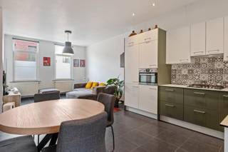 <p>Dankzij een uitstekend, strategische ligging combineert dit huis het beste van beide werelden – een plek waar wooncomfort en commercieel potentieel elkaar versterken! Hier bevindt men zich te midden van alle nuttige stadsvoorzieningen waaronder scholen, winkels, parken, supermarkten en last but not least een topverbinding met zowel de trein, auto als de fiets!</p>
<p>Daarnaast geniet deze riante woning van een oppervlakte van 214 m² die je naar hartenwens kan invullen. Denk bijvoorbeeld maar aan een kangoeroewoning, kantoorruimte, boetiek, broodjeszaak, kapsalon, praktijkruimte of simpelweg een gezellige eengezinswoning – de mogelijkheden zijn eindeloos! Momenteel bevindt er zich op het gelijkvloers een grote commerciële ruimte met daarachter een studio voorzien van een slaapkamer, geïnstalleerde keuken, aparte berging en een badkamer met douche. Op de eerste verdieping ontdek je de leefruimte die geniet van een moderne, strakke look met aansluitend de open keuken die werd uitgerust volgens de hedendaagse norm. Bovendien heb je van hieruit toegang tot de allergrootste troef, het terras van niet minder dan 42 m²! De tweede badkamer beschikt over een douche, lavabo, bidet en toilet. Tot slot zijn er nog 2 comfortabele slaapkamers en een praktische dressing/berging terug te vinden op de bovenliggende verdieping.</p>
<p><strong>Technische gegevens: Aparte meters én aparte ingang voorzien! </strong>Centrale verwarming op gas via een condenserende ketel (individueel), HR- en dubbele beglazing voornamelijk in aluminium en PVC. <strong>Elektriciteit is conform!</strong></p>
<p><strong>Stedenbouwkundige inlichtingen en bodemattest aanwezig. Niet-asbestveilig. Bevindt zich niet in een risicozone voor overstromingen (P- en G-score C). Renovatieverplichting niet van toepassing.</strong></p>
<p>Dankzij een uitstekend, strategische ligging combineert dit huis het beste van beide werelden – een plek waar wooncomfort en commercieel potentieel elkaar versterken! Hier bevindt men zich te midden van alle nuttige stadsvoorzieningen waaronder scholen, winkels, parken, supermarkten en last but not least een topverbinding met zowel de trein, auto als de fiets!</p>
<p>Daarnaast geniet deze riante woning van een oppervlakte van 214 m² die je naar hartenwens kan invullen. Denk bijvoorbeeld maar aan een kangoeroewoning, kantoorruimte, boetiek, broodjeszaak, kapsalon, praktijkruimte of simpelweg een gezellige eengezinswoning – de mogelijkheden zijn eindeloos! Momenteel bevindt er zich op het gelijkvloers een grote commerciële ruimte met daarachter een studio voorzien van een slaapkamer, geïnstalleerde keuken, aparte berging en een badkamer met douche. Op de eerste verdieping ontdek je de leefruimte die geniet van een moderne, strakke look met aansluitend de open keuken die werd uitgerust volgens de hedendaagse norm. Bovendien heb je van hieruit toegang tot de allergrootste troef, het terras van niet minder dan 42 m²! De tweede badkamer beschikt over een douche, lavabo, bidet en toilet. Tot slot zijn er nog 2 comfortabele slaapkamers en een praktische dressing/berging terug te vinden op de bovenliggende verdieping.</p>
<p><strong>Technische gegevens: Aparte meters én aparte ingang voorzien! </strong>Centrale verwarming op gas via een condenserende ketel (individueel), HR- en dubbele beglazing voornamelijk in aluminium en PVC. <strong>Elektriciteit is conform!</strong></p>
<p><strong>Stedenbouwkundige inlichtingen en bodemattest aanwezig. Niet-asbestveilig. Bevindt zich niet in een risicozone voor overstromingen (P- en G-score C). Renovatieverplichting niet van toepassing.</strong></p>