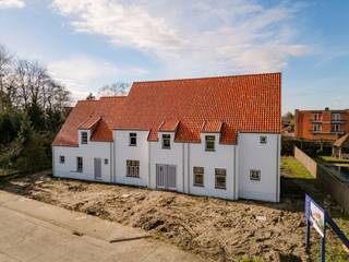 Prachtige nieuwbouwwoning in de Jan Breidelstraat, in het hart van Oostkamp!Nog 2 van de 3 woningen beschikbaar! Reeds 33% verkocht en momenteel in...