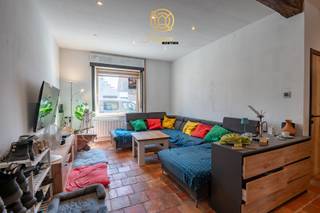 Uit de hand te koop: charmante woning in Lombardsijde<br />In het hart van Lombardsijde, een rustige en geliefde deelgemeente van Middelkerke, bevindt zich deze gezellige woning, gunstig gelegen dicht bij openbaar vervoer, winkels en toch in een rustige omgeving.<br />De ruime, lichtrijke leefruimte vormt het hart van de woning en sluit naadloos aan op de open keuken met kookeiland. Dankzij de rechtstreekse toegang tot de tuin geniet je hier van een heerlijk binnen‑buitengevoel. Naast de keuken bevindt zich een handige berging, perfect voor extra opslag.<br />Op het gelijkvloers vind je verder een badkamer, een apart toilet en een inkomhall.<br />Op het eerste verdiep bevinden zich twee zeer ruime slaapkamers waarvan één slaapkamer met dressing!<br />Extra troeven van deze woning:<br />– Condensatieketel voor een zuinige verwarming<br />– Waterput van 4000 liter — ideaal voor tuin, toilet of wasmachine<br />– 11 zonnepanelen voor een lage energiefactuur<br />– Doorgang naast de woning met rechtstreekse toegang tot de tuin — handig voor fietsen, materiaal of huisdieren<br />Een woning die zowel praktisch als energiezuinig is, en waar je meteen kan intrekken.<br />Interesse in dit pand?<br />Neem rechtstreeks contact op met de eigenaar via telefoonnummer 0488/25 47 46 of 0495/47 86 65
