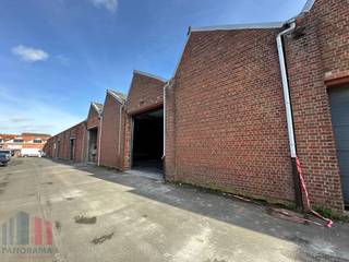 Magazijn te huur in Rumbeke met een oppervlakte van ca. 260 m², gelegen in de Blinde Rodenbachstraat.Deze functionele opslagruimte is vlot bereikbaar...