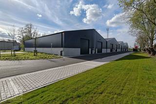 Nieuw gerenoveerde KMO-unit met een oppervlakte van 376 m², de unit maakt deel uit van de <strong>nieuwe KMO-ontwikkeling </strong>'VLASCO 2' bestaande uit 8 KMO-units met oppervlaktes tussen 375 m² en 385 m² (eventueel samen te voegen tot grotere entiteiten).<br /><br />Gelegen op de voormalige site van een oude vlasverwerkingssite in<strong> Kortemark</strong>, op een bedrijvensite langs de Vladslostraat, in een rustige maar strategisch goed bereikbare omgeving in Kortemark. Het project bevindt zich centraal in de driehoek Diksmuide, Torhout en Roeselare en ligt op korte afstand van de E403, wat zorgt voor een vlotte verbinding met de rest van West-Vlaanderen en daarbuiten.<br /><br />De magazijnruimtes worden opgebouwd uit een staalconstructie met als gevelbekleding een betonplint in combinatie met sandwichpanelen, de dakbedekking is voorzien in geprofileerde sandwichpanelen. Alle units zijn toegankelijk via een automatische sectionale poort (4,50 m B x 4,50 m H) en een aparte toegangsdeur. Bijkomend zijn de magazijnen met een vrije hoogte van +/- 4,84 m tot +/- 8,32 m onder dak, uitgerust met een betonvloer en zijn de nodige nutsvoorzieningen aanwezig (water, elektriciteit).<br /><br />Ruime parkeer- en manoeuvreerruimte op de site. Per unit zijn er minstens 3 parkeerplaatsen voorzien.<br /><br />Onmiddellijk beschikbaar. Geschikt voor zowel opslag als productie.<br /><br />Contacteer<strong> PANORAMA B2B </strong>voor bijkomende inlichtingen, plannen of een vrijblijvend plaatsbezoek op <strong>0479 70 70 73</strong>.
