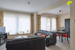 <p><span>Op de grens van Edegem en Mortsel bieden wij u dit instapklaar appartement (85m²) aan met 2 slaapkamers. Inclusief in de prijs een praktische kelderberging. Tevens is er een gemeenschappelijke fietsenstalling in het gebouw.</span></p><p><span>Het appartement zelf is gelegen op de eerste verdieping. In directe nabijheid vindt u openbaar vervoer, verbindingswegen, winkels en het centrum van Mortsel en Edegem. Tevens vindt op wandelafstand het fort V.</span></p><p><span>Op heden is het appartement verhuurd. De huurovereenkomst is opzegbaar per 6 maand voor eigen bewoning. </span></p><p><span> </span></p><p><span>Het appartement zelf beschikt overal over dubbele beglazing met pvc schrijnwerk. De individuele centrale verwarming verloopt op gas. De elektriciteit werd al wel eens vernieuwd maar is nog niet conform aan de</span></p><p><span>voorschriften van het AREI. Na controle werd het appartement als asbestveilig gecategoriseerd. </span></p><p><span> </span></p><p><span>Indeling:</span></p><p><span> </span></p><p><span>We betreden het appartement via de centrale inkomhal. Hier is voldoende ruimte voor vestiaire alsook een apart gastentoilet.</span></p><p><span>Aan de voorzijde van het gebouwen vinden we de lichte leefruimte in L-vorm op een tegelvloer. De keuken werd deels geïntegreerd in de leefruimte en is voorzien van alle comfort.</span></p><p><span>Vooraan is er een gezellig terrasje.</span></p><p><span>Er zijn 2 volwaardige slaapkamers. Deze bereiken we via de nachthal. De slaapkamers vinden we achteraan in het gebouw.</span></p><p><span>De badkamer vinden we centraal in het appartement en beschikt over een ligbad met douchescherm en een badkamermeubel met lavabo, spiegel en bergkastjes.</span></p><p><span> </span></p><p><span>De vaste maandelijkse kosten bedragen circa 110 euro/maand waarvan de huurder op heden 50 euro/maand betaald.</span></p><p><span> </span></p><p><span>Graag som ik voor u nog even de troeven op van dit appartement:</span></p><p><span> </span></p><ul><li><span>Centrale locatie, op de grens van Edegem en Mortsel en in directe nabijheid van winkels, scholen, verbindingswegen, ...</span></li><li><span>Overal dubbele beglazing met pvc schrijnwerk, cv op gas, asbestveilig</span></li><li><span>2 volwaardige slaapkamers</span></li><li><span>Inclusief kelderberging en gemeenschappelijke fietsenstalling</span></li></ul><p><span> </span></p><p><span>EPC 166 kWh/m² jaar (B-label)</span></p><p><span>P-score (perceelscore): klasse B</span></p><p><span>G-score (gebouwscore): klasse </span><span>A</span></p><p><span> </span></p><p><span>Voor meer info of een bezoek ter plaatse, bel ons op 03-449 42 41 of mail ons via <span>hallo@habicom.be</span></span><span>.</span></p><p><span>De waarde van uw eigendom kennen?  Maak een vrijblijvende afspraak met onze habicom-expert in uw buurt.</span></p><p><span> </span></p>